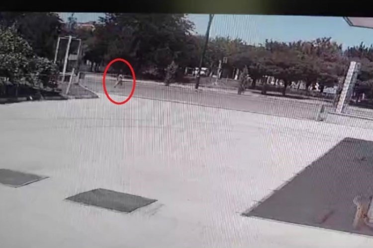 Diyarbakır'da yolun karşısına ge&ccedil;mek istedi! Araba &ccedil;arptı