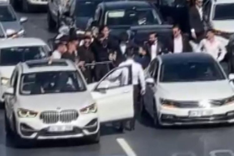 İstanbul'da E-5'te trafiği durdurup dakikalarca halay &ccedil;ektiler