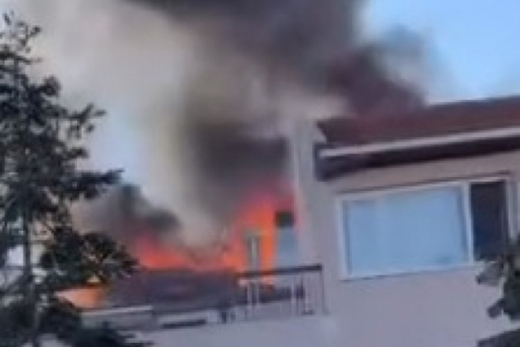 Bursa'da apartmanın &ccedil;atısı alev aldı!