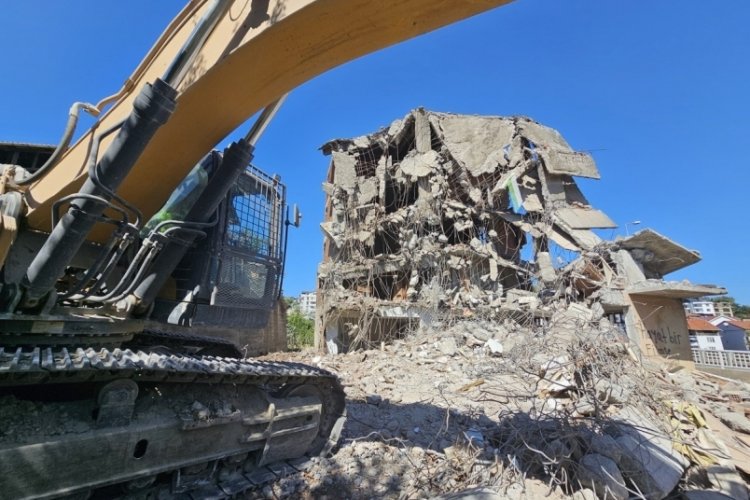 Kocaeli'nde depremin enkazları siliniyor:Metruk binalar yıkılıyor!