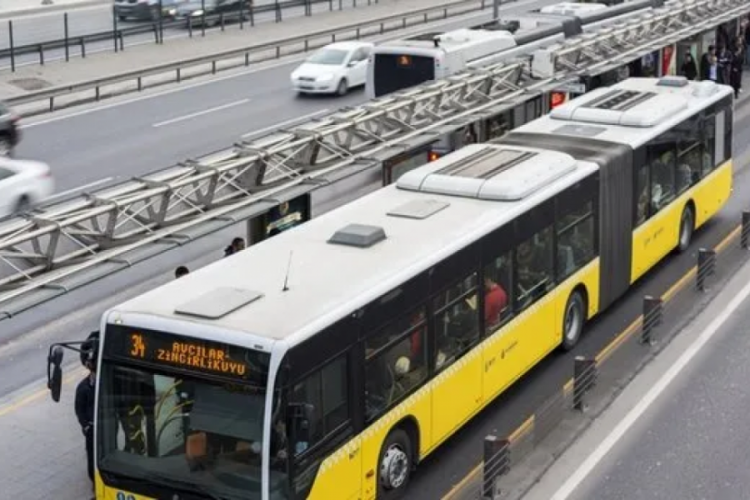 Sefak&ouml;y'de metrob&uuml;ste yangın paniği