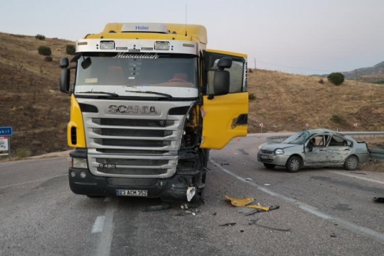 Elazığ'da otomobil ile tır &ccedil;arpıştı: 5 yaralı