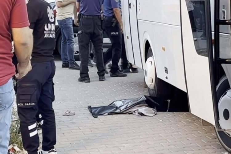 Aksaray'da anneanne ve torunu servis minib&uuml;s&uuml; altında kalarak can verdi