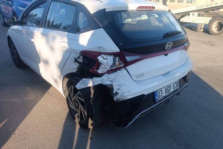 Bursa'da kırmızı ışıkta duramayan kamyonet 2 otomobile &ccedil;arptı: 1 yaralı