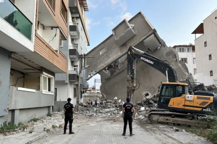 Yıkımı yapılan 5 katlı bina, vatandaşların yaşadığı binanın &uuml;zerine devrildi