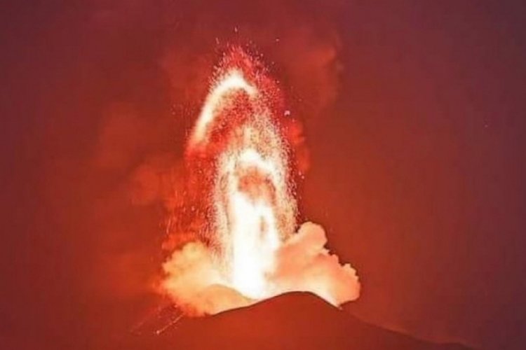 Etna yanardağı patladı