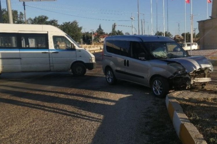 Isparta'da hafif ticari ara&ccedil; ile cip &ccedil;arpıştı: 1 yaralı