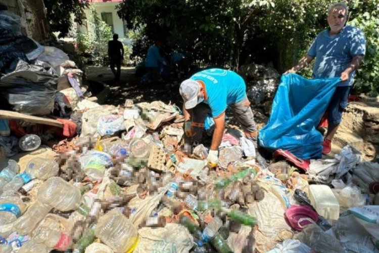 Alanya'da evden poşet poşet dolusu &ccedil;&ouml;p &ccedil;ıktı