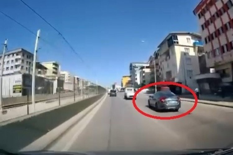 Bursa'da makas atmak isterken kontrolden &ccedil;ıkan ara&ccedil; bariyere &ccedil;arptı