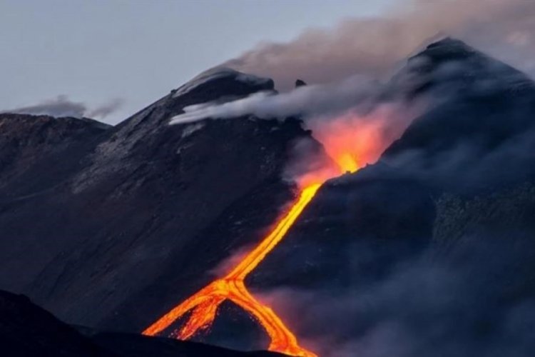 Etna Yanardağı nerede? Etna Yanardağı hangi &uuml;lkede? Etna Yanardağı patladı mı?