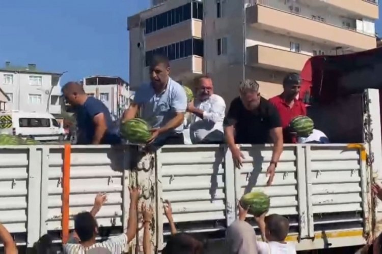 Mahalleliye karpuz dağıtıldı: 27 ton 1 saatte bitti