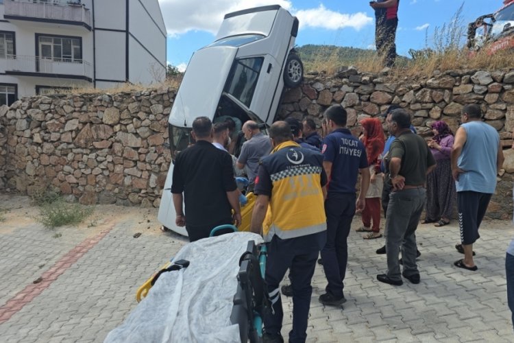 Fren ile gaz pedalının yerini karıştırdı, 5 metrelik duvarda asılı kaldı