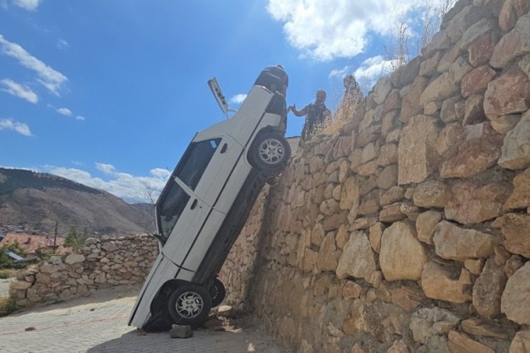Tokat'ta gaz ile freni karıştırdı! 5 metrelik duvarda asılı kaldı