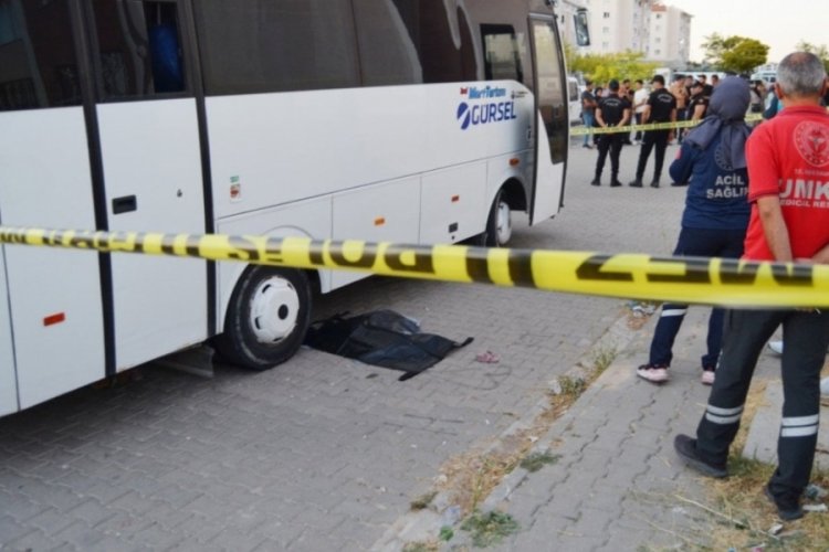 Karşıdan karşıya ge&ccedil;erken minib&uuml;s &ccedil;arptı! Minik Damla hayatını kaybetti