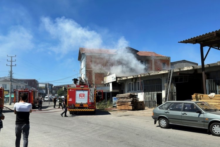 Sakarya'da korkutan yangın: B&ouml;lgeye &ccedil;ok sayıda itfaiye sevk edildi