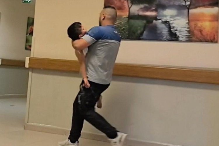 Bursa'da balkondan d&uuml;şen 5 yaşındaki &ccedil;ocuk ağır yaralandı