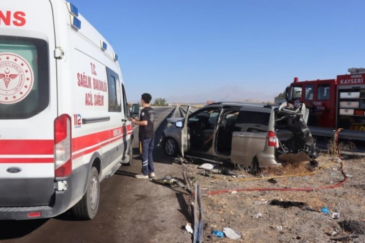 Hafif Ticari Araç Bariyere Ok Gibi Saplandı: 2 ölü, 4 Yaralı - Güncel ...