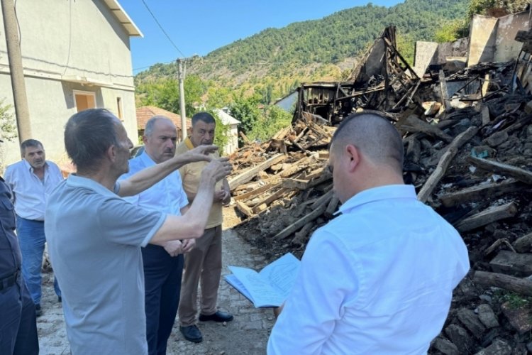 Orhangazi Kaymakamı evi yanan yaşlı &ccedil;ifti ziyaret etti, destek s&ouml;z&uuml; verdi!