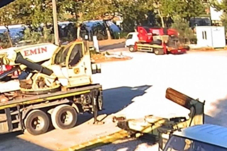 Bursa'da gen&ccedil; s&uuml;r&uuml;c&uuml;n&uuml;n &ouml;ld&uuml;ğ&uuml; kaza anı g&uuml;venlik kamerasında!