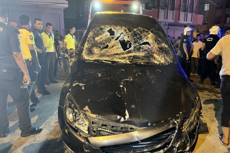 Adana'da minik Baran'ın &ouml;ld&uuml;ğ&uuml; kazada mahalleli otomobili par&ccedil;aladı