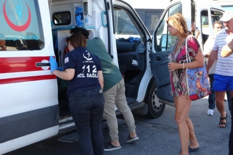 Antalya'da kaza! Servis aracı tur aracıyla &ccedil;arpıştı: 2 turist yaralandı