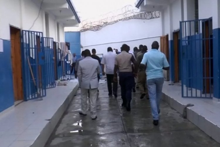 Cezaevinden firar etmeye &ccedil;alışan 11 mahkum &ouml;ld&uuml;r&uuml;ld&uuml;