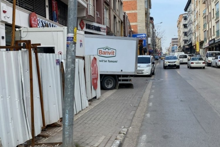 Bursa'da kaldırım işgali engelli bireylere zorluk yaşatıyor!