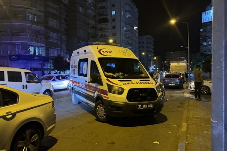 &Ccedil;ocuklar arasındaki kavgaya aileler de dahil oldu: 2 yaralı!