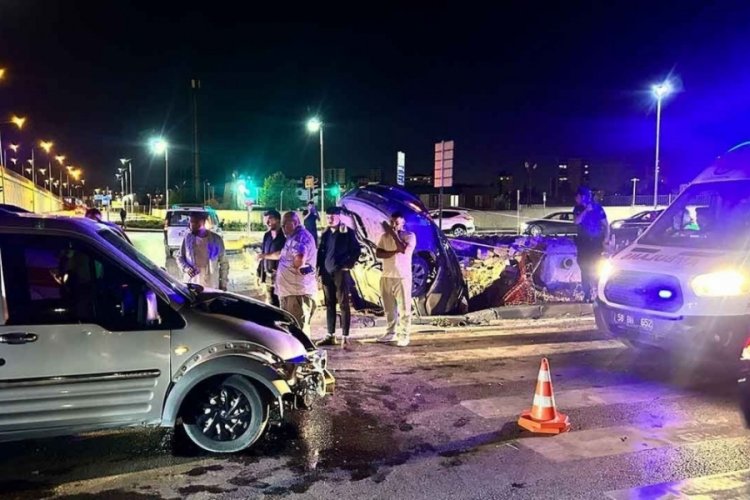 Hafif ticari ara&ccedil;la &ccedil;arpışan otomobil &ccedil;ukura d&uuml;şt&uuml;: 5 yaralı