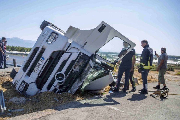 Bariyerlere &ccedil;arpıp devrilen TIR'ın şof&ouml;r&uuml; &ouml;ld&uuml;!