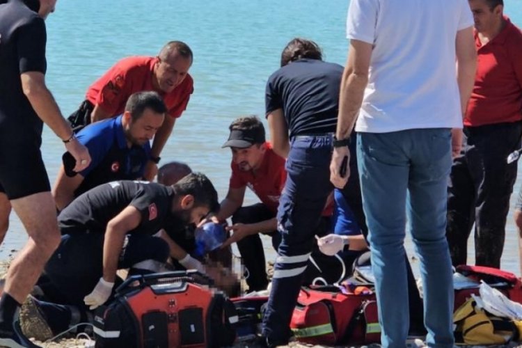 Y&uuml;zmek i&ccedil;in dereye giren gen&ccedil; &ouml;ld&uuml;