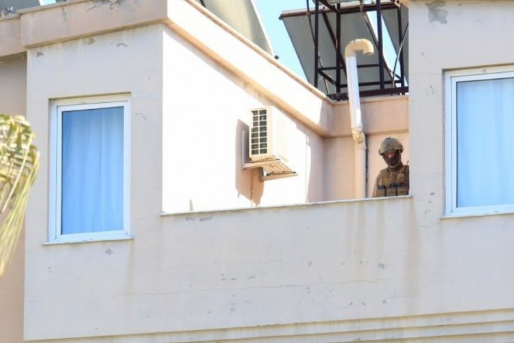 Elinde silahla polise ecel terleri d&ouml;kt&uuml;ren saplantılı aşık kendini vurdu