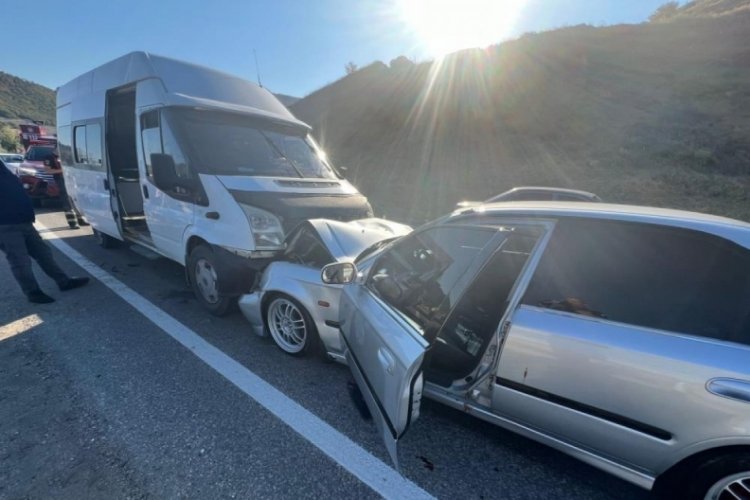 Amasya'da tarım işlerini taşıyan minib&uuml;s otomobille &ccedil;arpıştı: 14 yaralı
