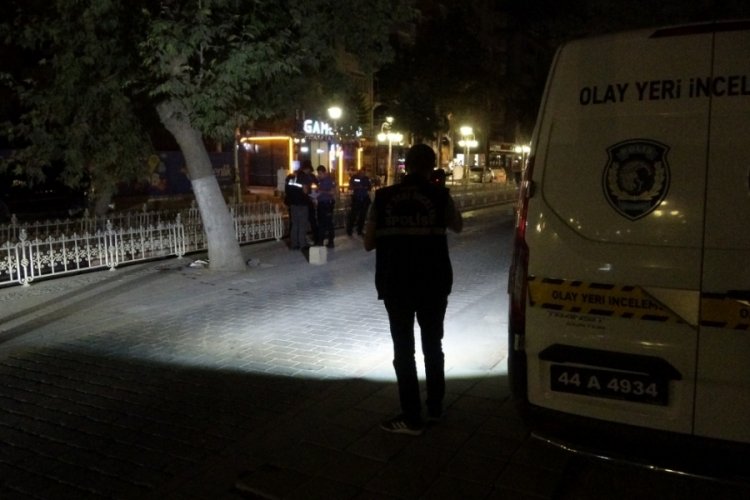 Kaldırımda y&uuml;r&uuml;rken topuğundan vuruldu