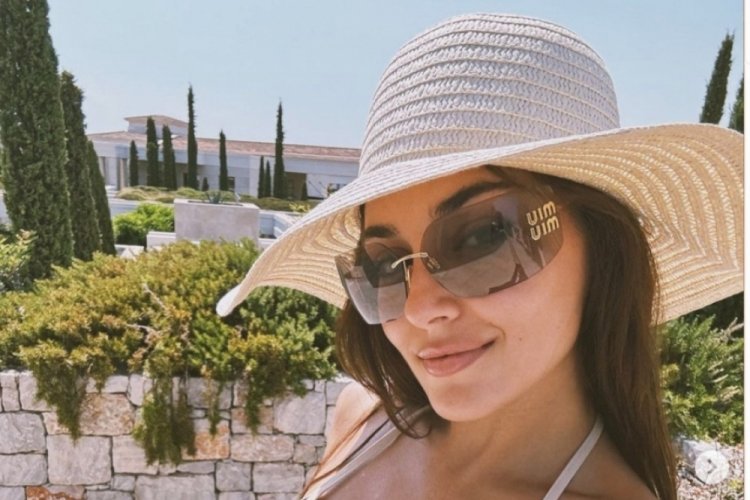 Oyuncu Hande Er&ccedil;el şimdi de Atina'da! Yeni tatil pozlarına beğeni yağdı
