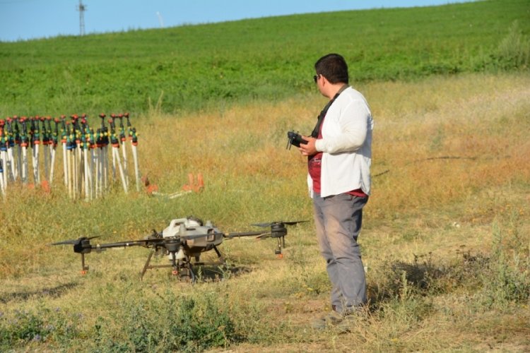 Bitlis'teki &ccedil;ift&ccedil;iler tasarruf i&ccedil;in ila&ccedil;lamayı dronla yapıyor