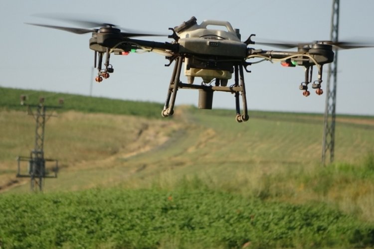 Bitlis'te &ccedil;ift&ccedil;inin y&uuml;z&uuml; g&uuml;l&uuml;yor:Yeni bir devrim araziler dronla ila&ccedil;lama yapılıyor!