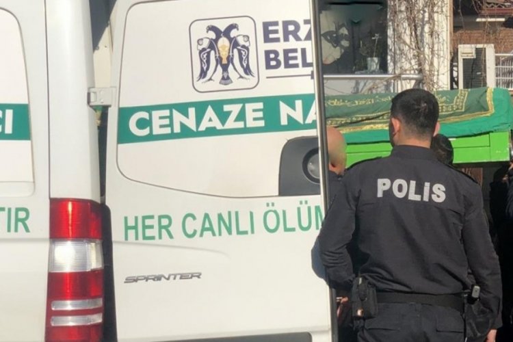 Kamyonda kalp krizi ge&ccedil;iren s&uuml;r&uuml;c&uuml; hayatını kaybetti