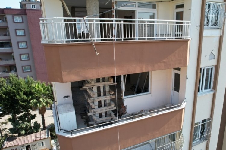 Adana'da orta hasarlı binalarda yıkım işlemi s&uuml;r&uuml;yor