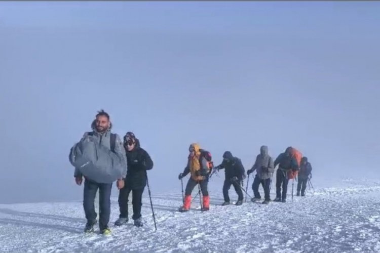 Ağrı dağı ziyaret&ccedil;i akınına uğradı:Sporcuların odak noktası oldu!
