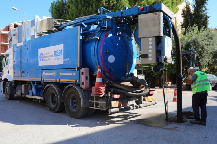 Antalya'da alt yapı kanalizasyon temizlik &ccedil;alışmaları titizlikle s&uuml;r&uuml;yor!