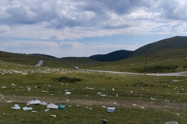 Trabzon'da şenlik bitti:Honefter Yaylası plastik poşet ve atıklarla doldu!
