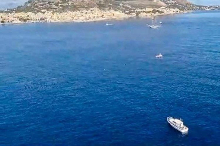 Sicilya a&ccedil;ıklarında yelkenli battı, 7 kayıp var