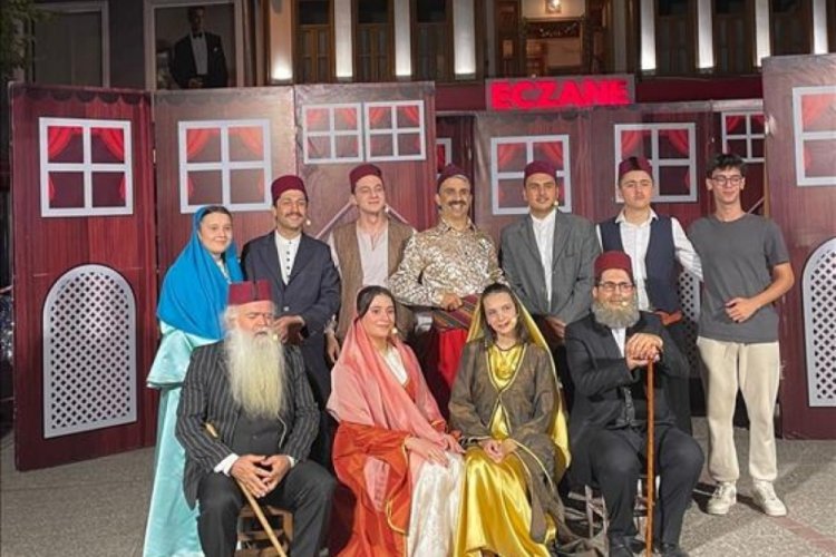 İneg&ouml;l Belediyesi Şehir Tiyatrosu, halkla buluşmaya devam ediyor