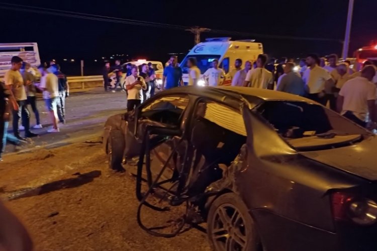 Batman'da kamyonet ile otomobilin &ccedil;arpıştığı kaza g&uuml;venlik kamerasında