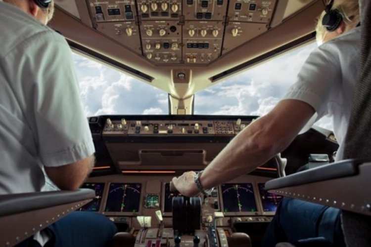 225 yolcunun bulunduğu u&ccedil;akta pilot bayıldı! Acil iniş yapıldı