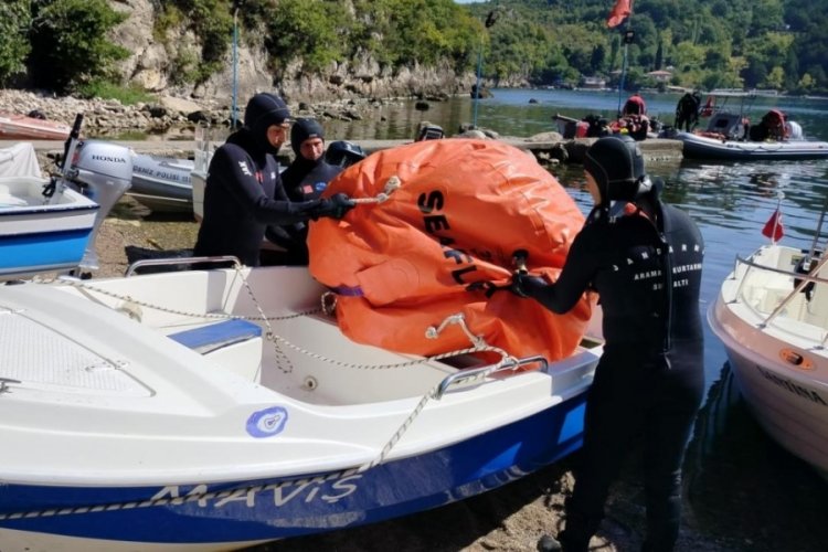 Kastamonu'da batan tekne denizden &ccedil;ıkartıldı