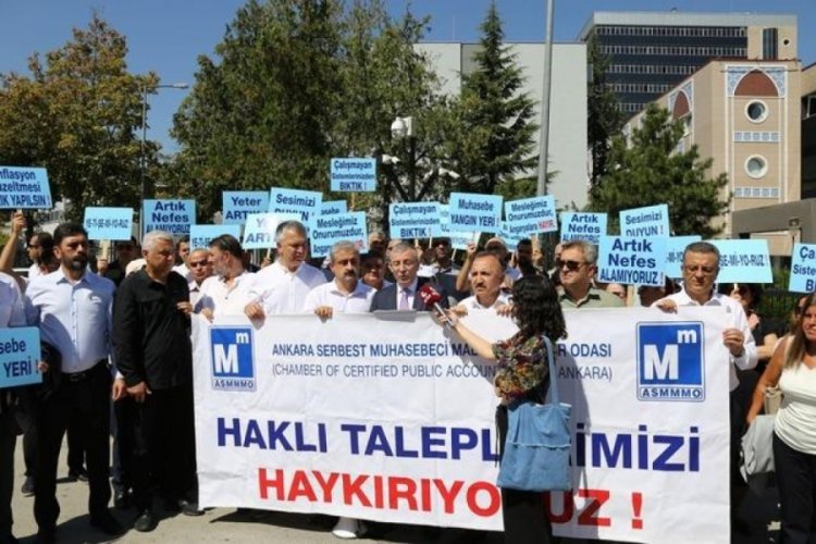 Hazine ve Maliye Bakanlığı'nın &ouml;n&uuml;nde eylem! Muhasebeciler bilgisayar fırlattı