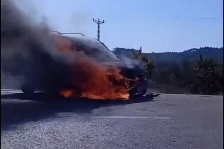 Bursa'da seyir halindeki otomobil alevlere teslim oldu