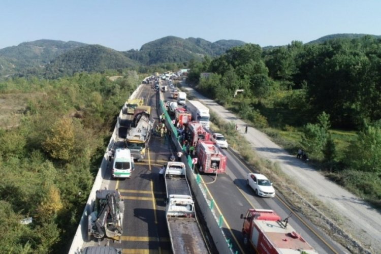 D&uuml;zce'de zincirleme kaza: &Ouml;l&uuml; ve yaralılar var!